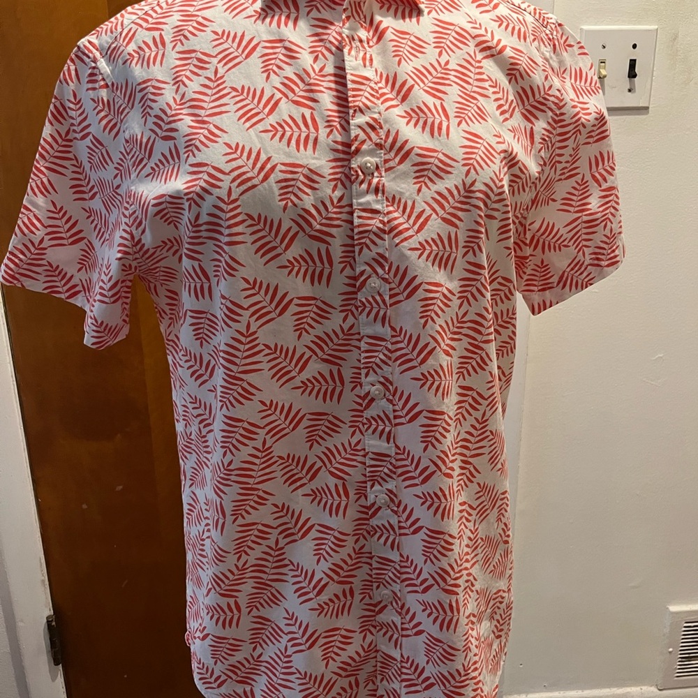 Denim & Flower Red Leaf Pattern Short Sleeve Button Down Shirt. Size M. Slim Fit